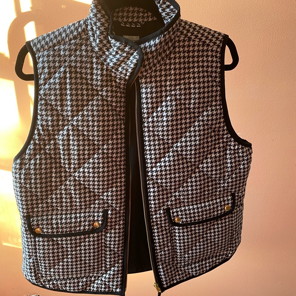 Houndstooth Puffer Vest With Snap Pockets